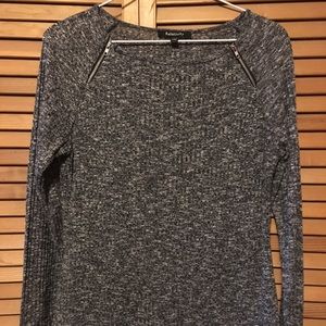 Heather grey long sleeve shirt.